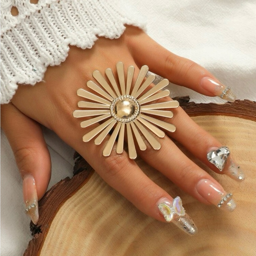 Elegant Gold Flower Ring